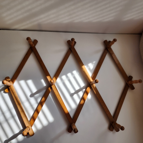 Vintage wooden accordion coat/hat/plants ect - Picture 3 of 14